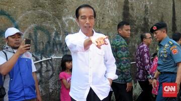 Jokowi Bagikan Sembako Langsung Ke Rumah Warga di Bogor