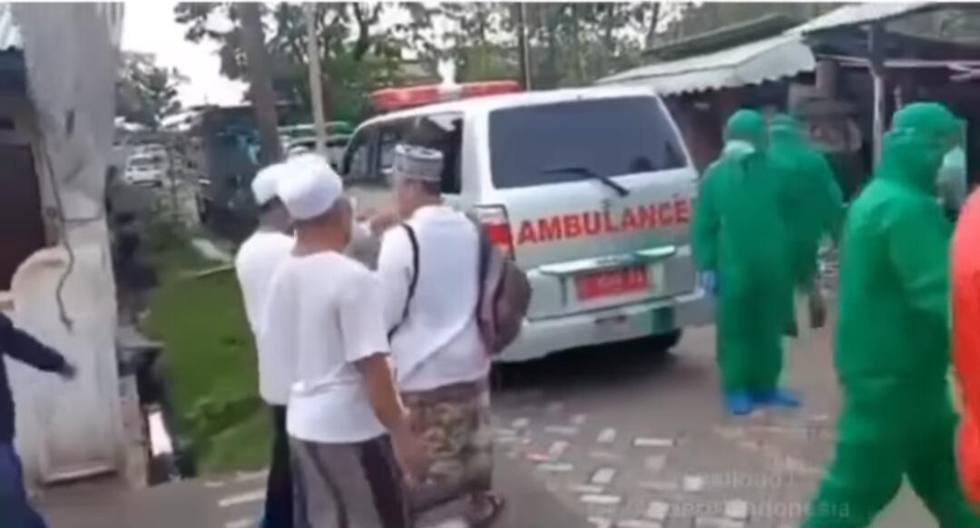 Tanpa Takut!! Video Diduga Orang Terinfeksi Corona,Teman Malah Ajak Salaman ..