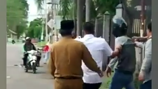 Karma Is Real, Viral Penjambret Tertabrak Mobil Setelah Merampas Pengendara Motor!