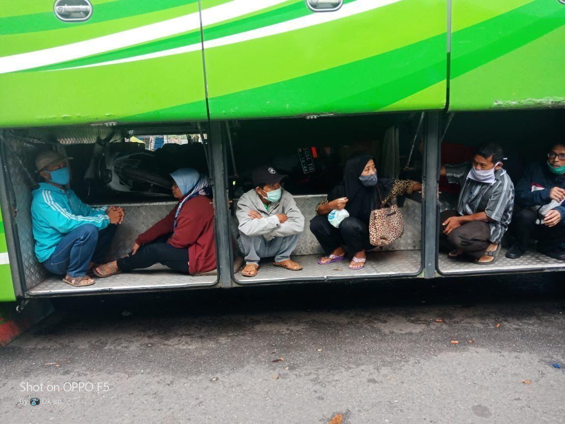 Demi Bisa Mudik, Orang-Orang Ini Sampai Bersembunyi Di Bagasi