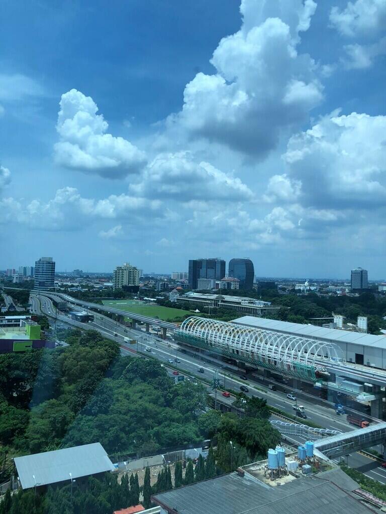 Polusi Jakarta menurun selama PSBB dan warga Jakarta bisa lihat langit biru