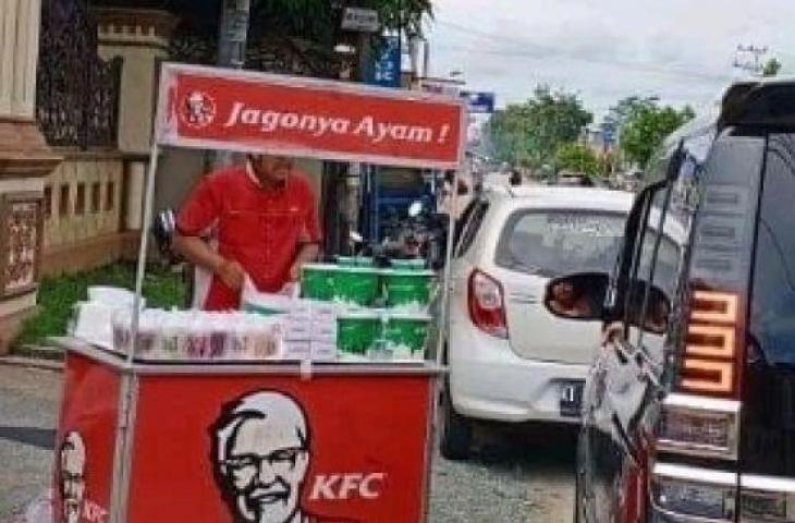 Jualan Di Pinggir Jalan, Lapak Ayam Crispy KFC Ini Justru Viral Di Medsos