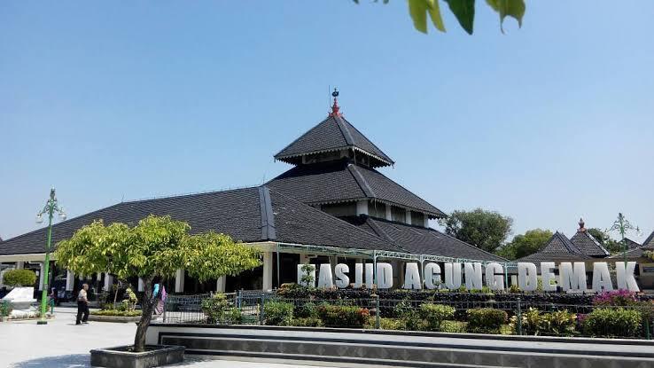 7 Masjid Wisata Religi di Indonesia, Kunjungi Sekarang dengan Cara Mengkhayal!