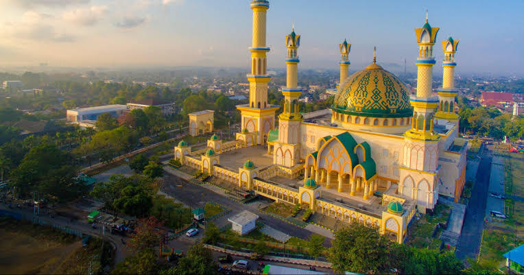 7 Masjid Wisata Religi di Indonesia, Kunjungi Sekarang dengan Cara Mengkhayal!