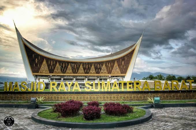 7 Masjid Wisata Religi di Indonesia, Kunjungi Sekarang dengan Cara Mengkhayal!