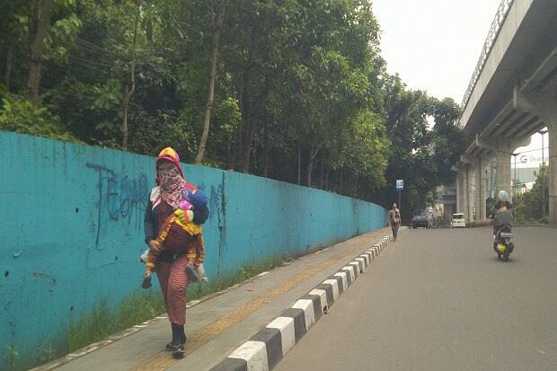 Di Tengah Pandemi Corona, Manusia Karung Bermunculan di Palembang