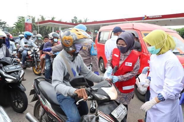 PMI Banten Bagikan Takjil dan Kampanyekan Disinfeksi Mandiri