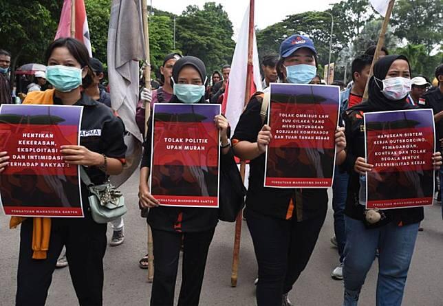 Cara unik buruh memperingati hari May Day di tengah pandemik korona