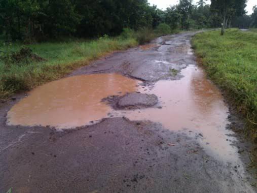 Warga kesulitan,jalan desa rusak di musim penghujan