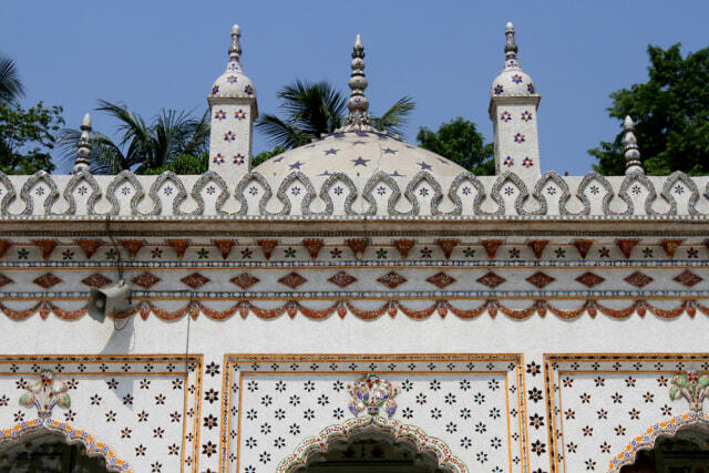 Di Bangladesh, Ada Masjid Unik yang Dibangun dari Benda-benda Daur Ulang