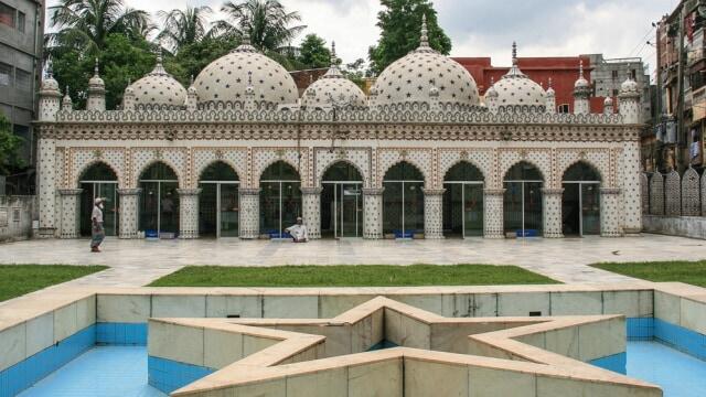 Di Bangladesh, Ada Masjid Unik yang Dibangun dari Benda-benda Daur Ulang