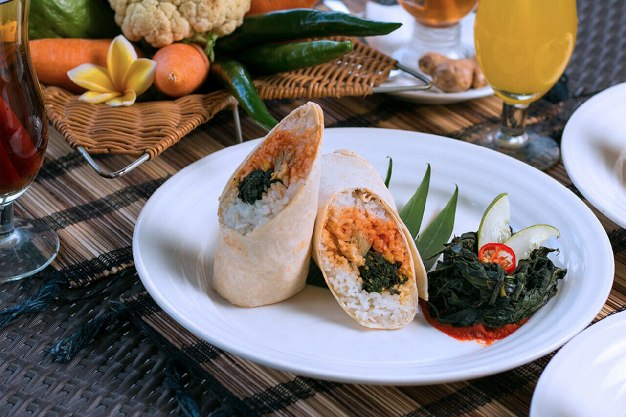 Cara Unik Nikmati Lezatnya Nasi Padang