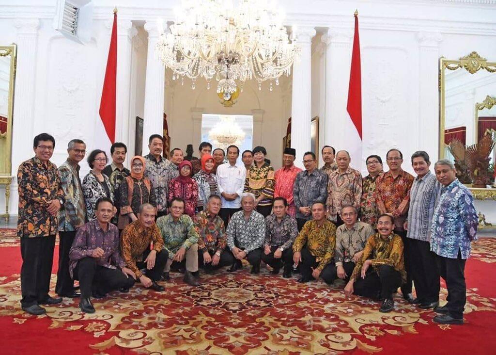 Pak Jokowi Yang Berkacamata Yang Menaklukan Bu Iriana