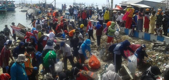 Bersih-bersih Pantai Sebelum Musim Hujan