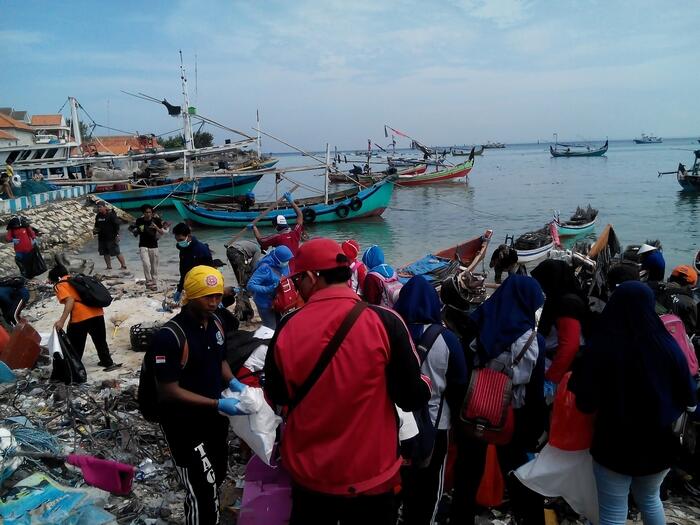 Bersih-bersih Pantai Sebelum Musim Hujan