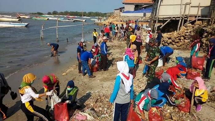 Bersih-bersih Pantai Sebelum Musim Hujan