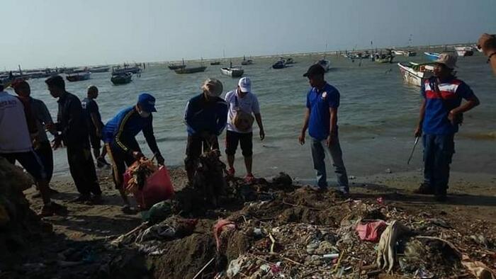 Bersih-bersih Pantai Sebelum Musim Hujan