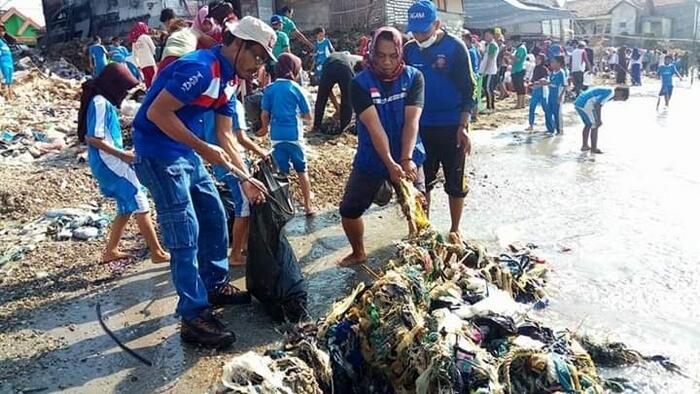 Bersih-bersih Pantai Sebelum Musim Hujan