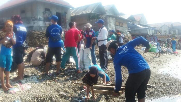 Bersih-bersih Pantai Sebelum Musim Hujan