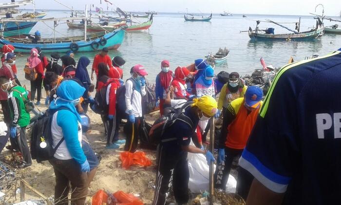 Bersih-bersih Pantai Sebelum Musim Hujan