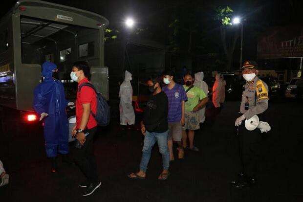 Kapolda dan Gubernur Jatim Awasi Patroli PSBB Surabaya , 82 Pelanggar Ditindak