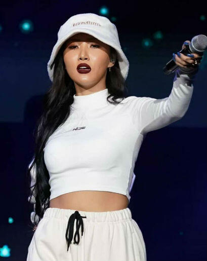 9 Inspirasi Gaya Kasual Ala Hwasa MAMAMOO