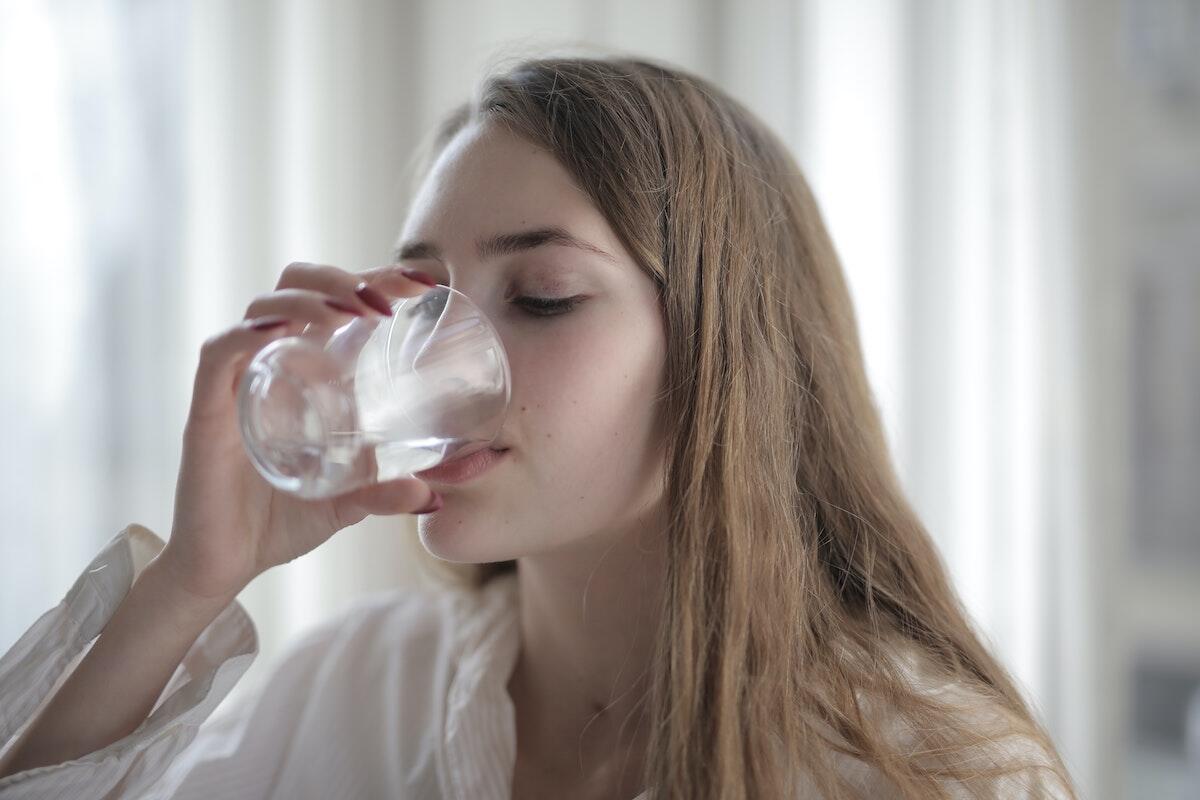 Manfaat Minum Air Hangat Saat Puasa