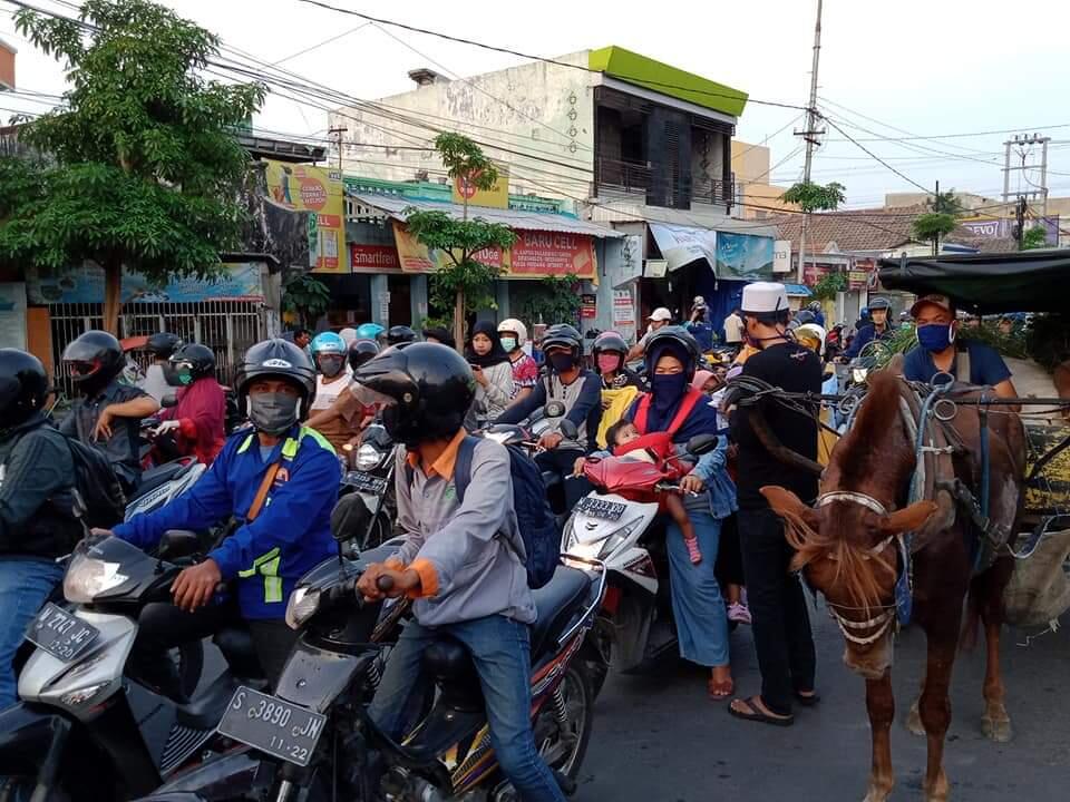 Bagi-bagi Masker Di Tengah Pandemi