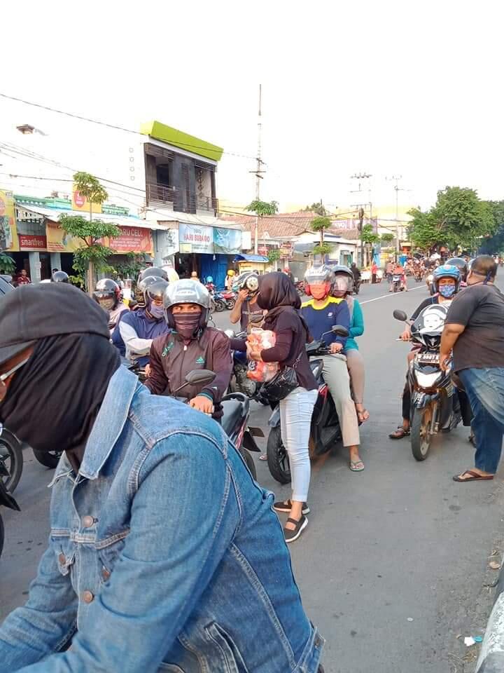 Bagi-bagi Masker Di Tengah Pandemi