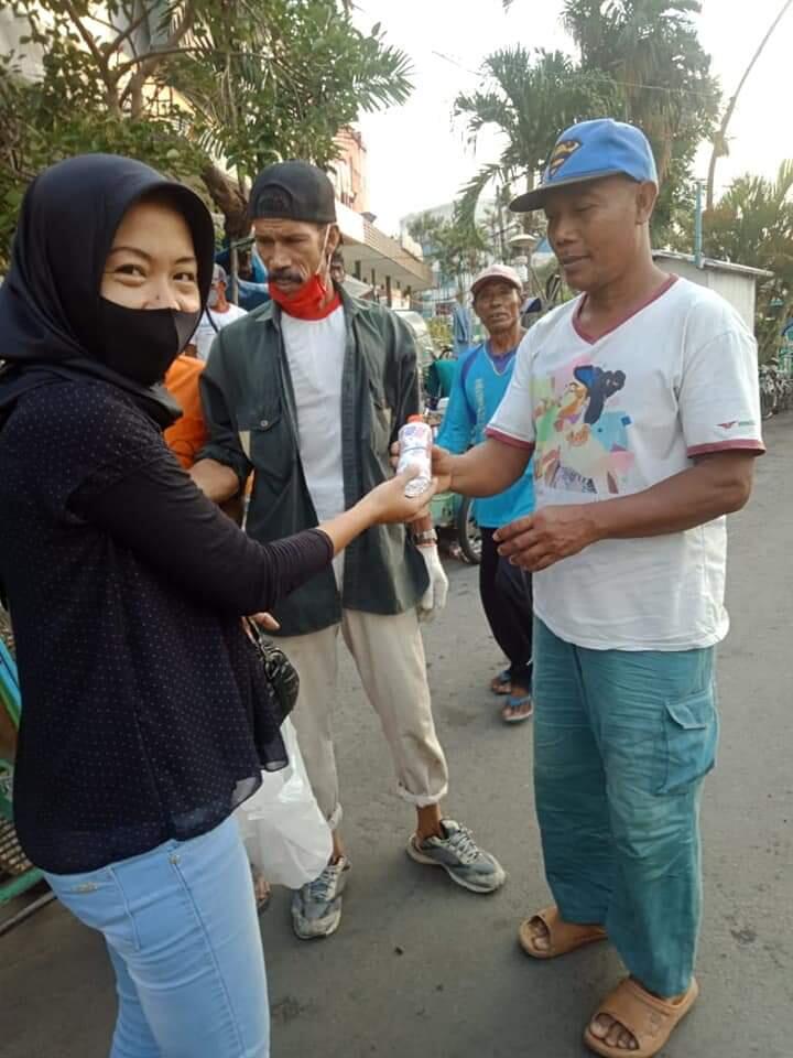 Bagi-bagi Masker Di Tengah Pandemi