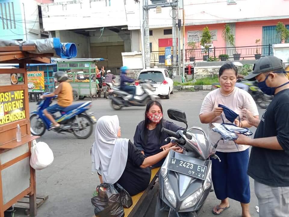 Bagi-bagi Masker Di Tengah Pandemi