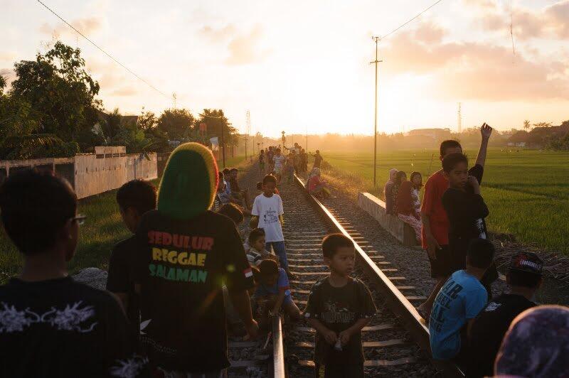 Ngabuburit Diantara Rel, Paku, dan Kereta Api