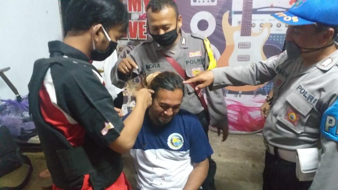 Korban Begal Ini Ternyata Kebal Sajam, Disabet Samurai Cuma Kaos Yang Sobek