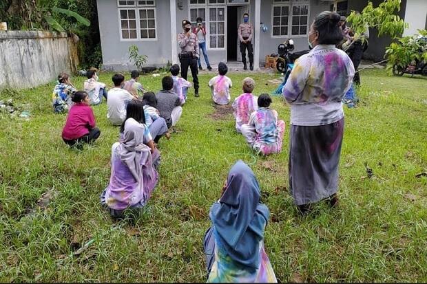 Rayakan Kelulusan dengan Corat Coret, Kerumunan Pelajar Dibubarkan Polisi