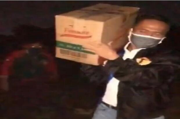 Sekda Palembang Panggul Sendiri Bantuan Ke Rumah Lansia Malam Hari