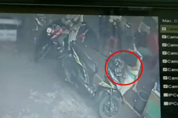 Viral, Wanita Gendong Anak Curi Ponsel dari Dasboard Motor Pengunjung Minimarket