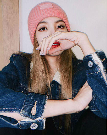 Tampil Stylish, Ini 10 Ide OOTD Pakai Topi Ala Lisa BLACKPINK