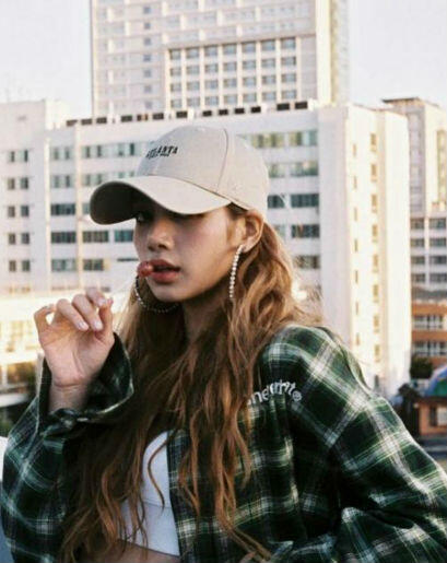 Tampil Stylish, Ini 10 Ide OOTD Pakai Topi Ala Lisa BLACKPINK