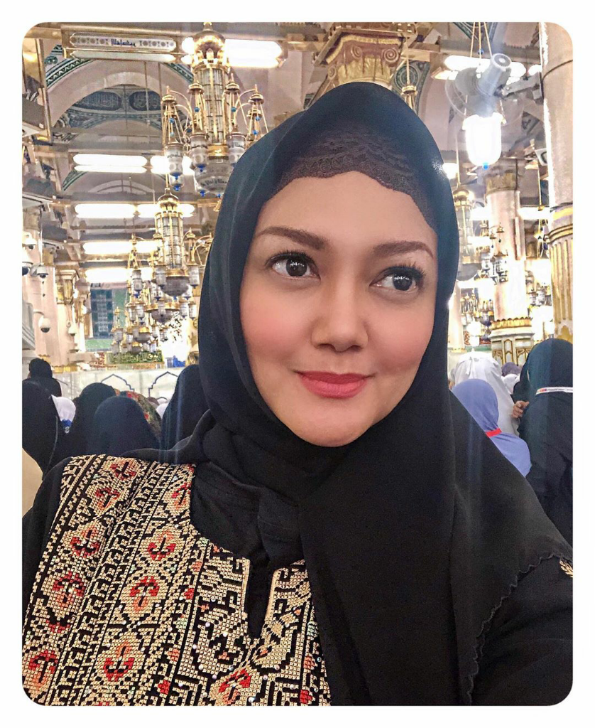 Seperti Orang Timur Tengah, Saat Artis ini Pakai Hijab, Enggak Sangka Ternyata