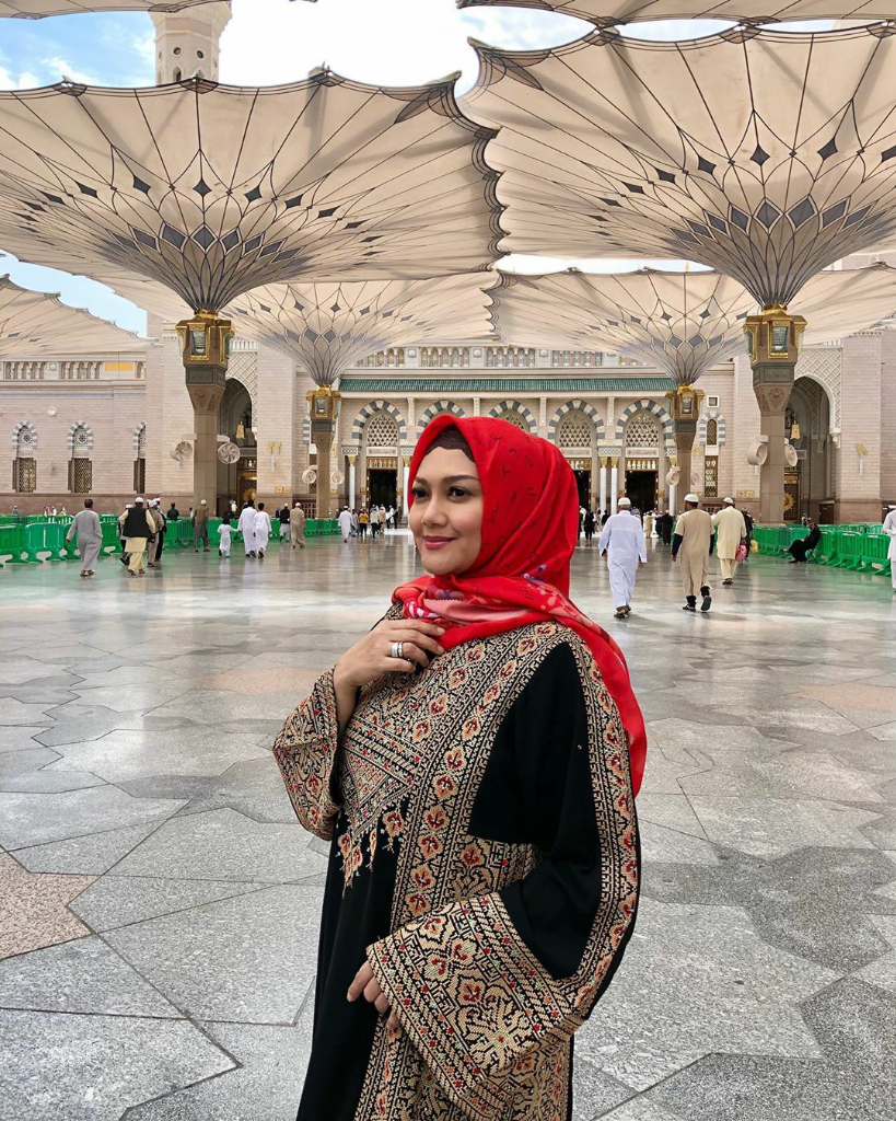 Seperti Orang Timur Tengah, Saat Artis ini Pakai Hijab, Enggak Sangka Ternyata