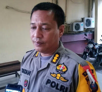 Kombes Tatan Dirsan Atmaja ,S.I.K : Polwan Bagikan Sembako di Pandemik Covid 19