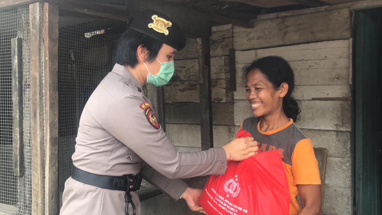 Kombes Tatan Dirsan Atmaja ,S.I.K : Polwan Bagikan Sembako di Pandemik Covid 19