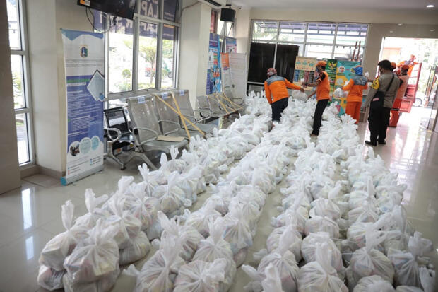 Warga Cideng Terima 1.018 Paket Sembako Donasi Pengusaha