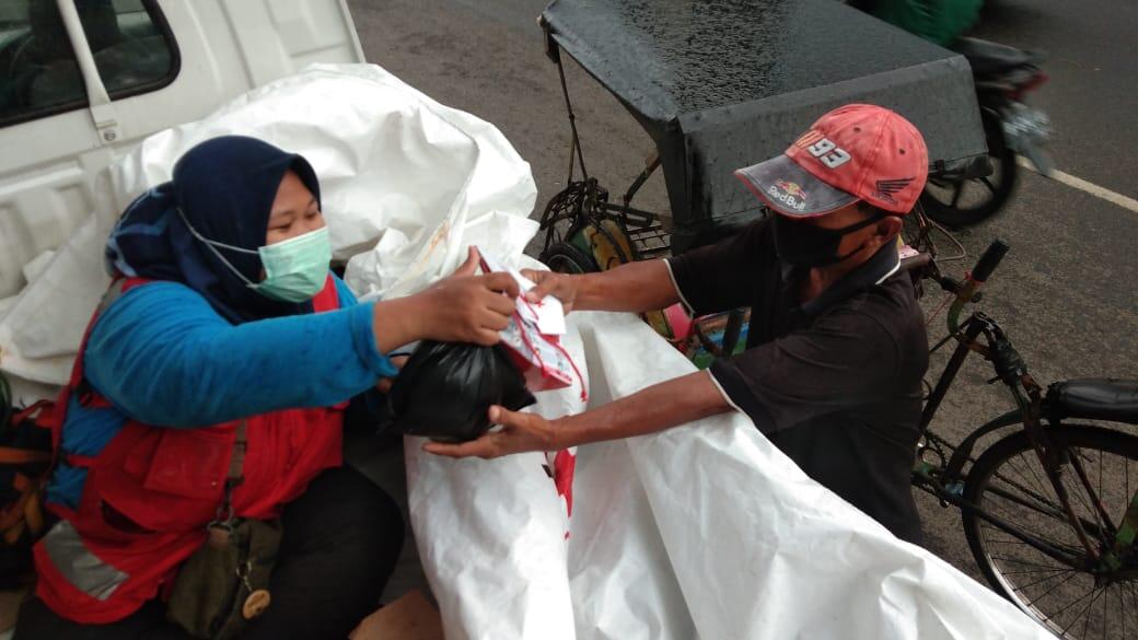 PMI Kota Tangerang Bersama HMI Cabang Unis dan UBC Cabang Unis Bagikan Masker