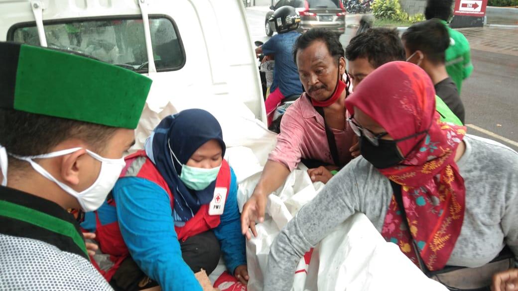PMI Kota Tangerang Bersama HMI Cabang Unis dan UBC Cabang Unis Bagikan Masker