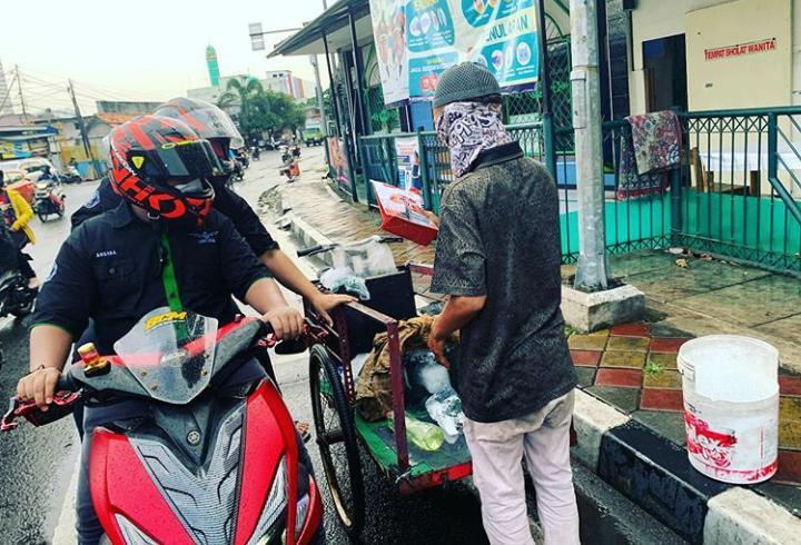 PMI Kota Tangerang Bersama HMI Cabang Unis dan UBC Cabang Unis Bagikan Masker