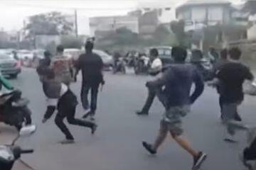 Dua Kelompok Debt Collector Bersenjata Tajam Tawuran