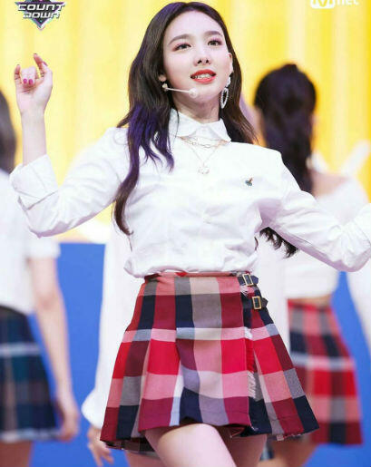 9 Inspirasi Outfit Dengan Rok Mini Ala Nayeon Twice