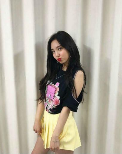 9 Inspirasi Outfit Dengan Rok Mini Ala Nayeon Twice