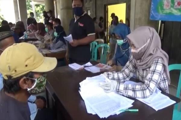Ratusan Warga Jombang Berdesakan Antre BLT Tak Pedulikan Physical Distancing